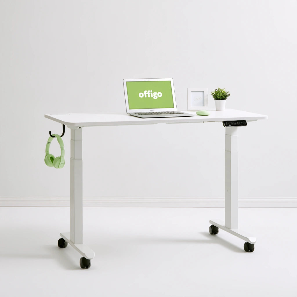 Minimalist white electric adjustable-height desk from Daybedswingco with modern design and adjustable legs.